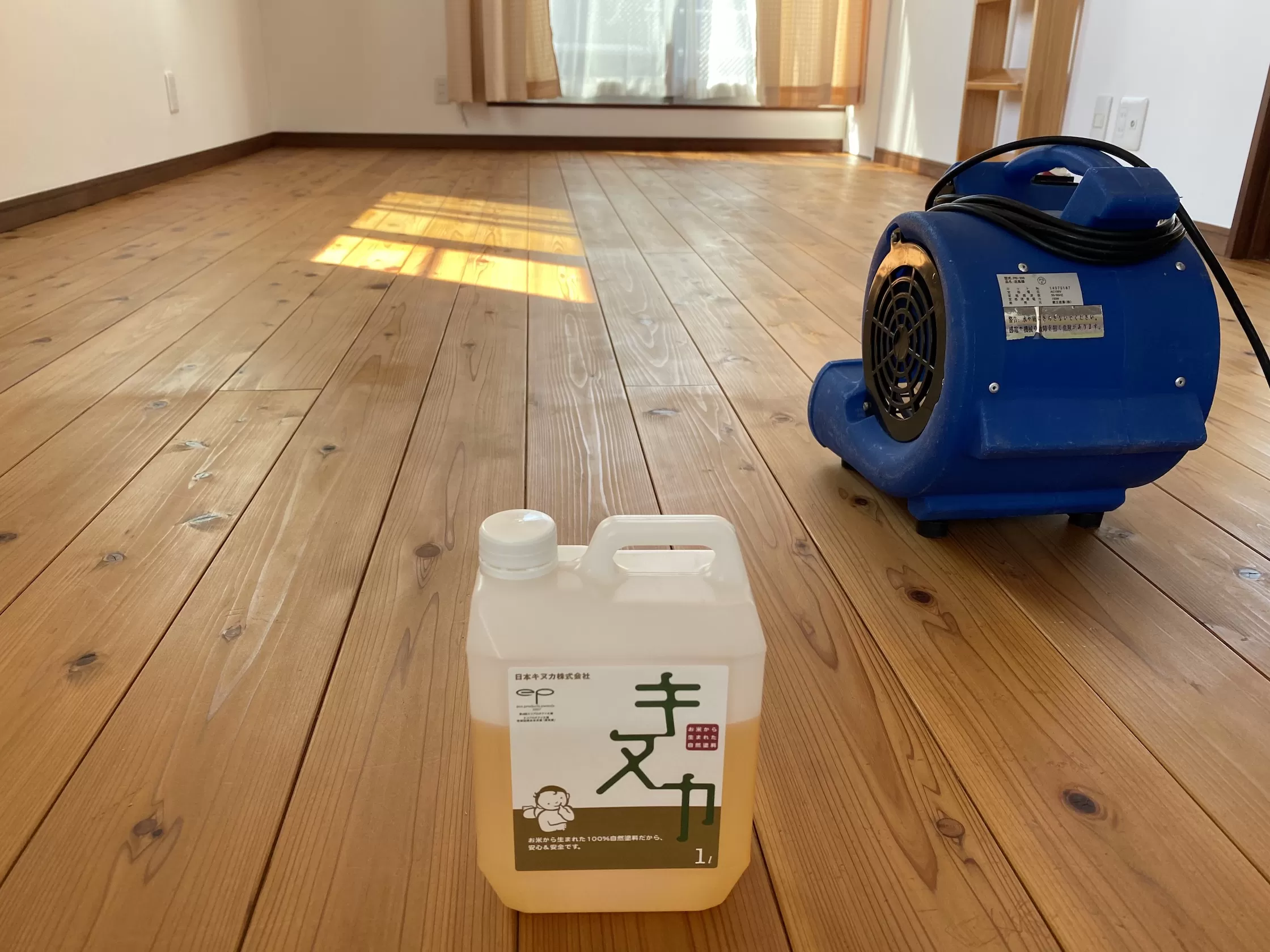お客様の家の無垢の床に植物性ワックスがけをしました。