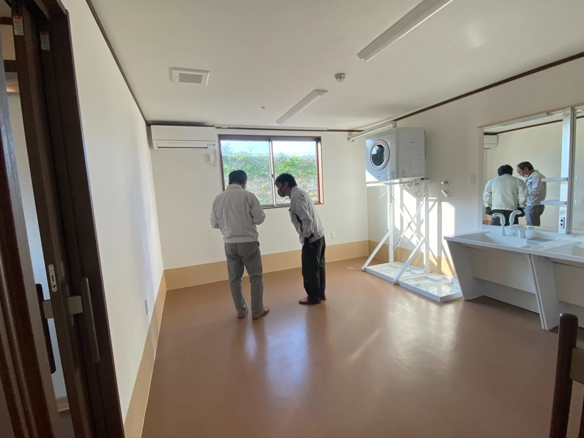 検査員が検査をしているところ