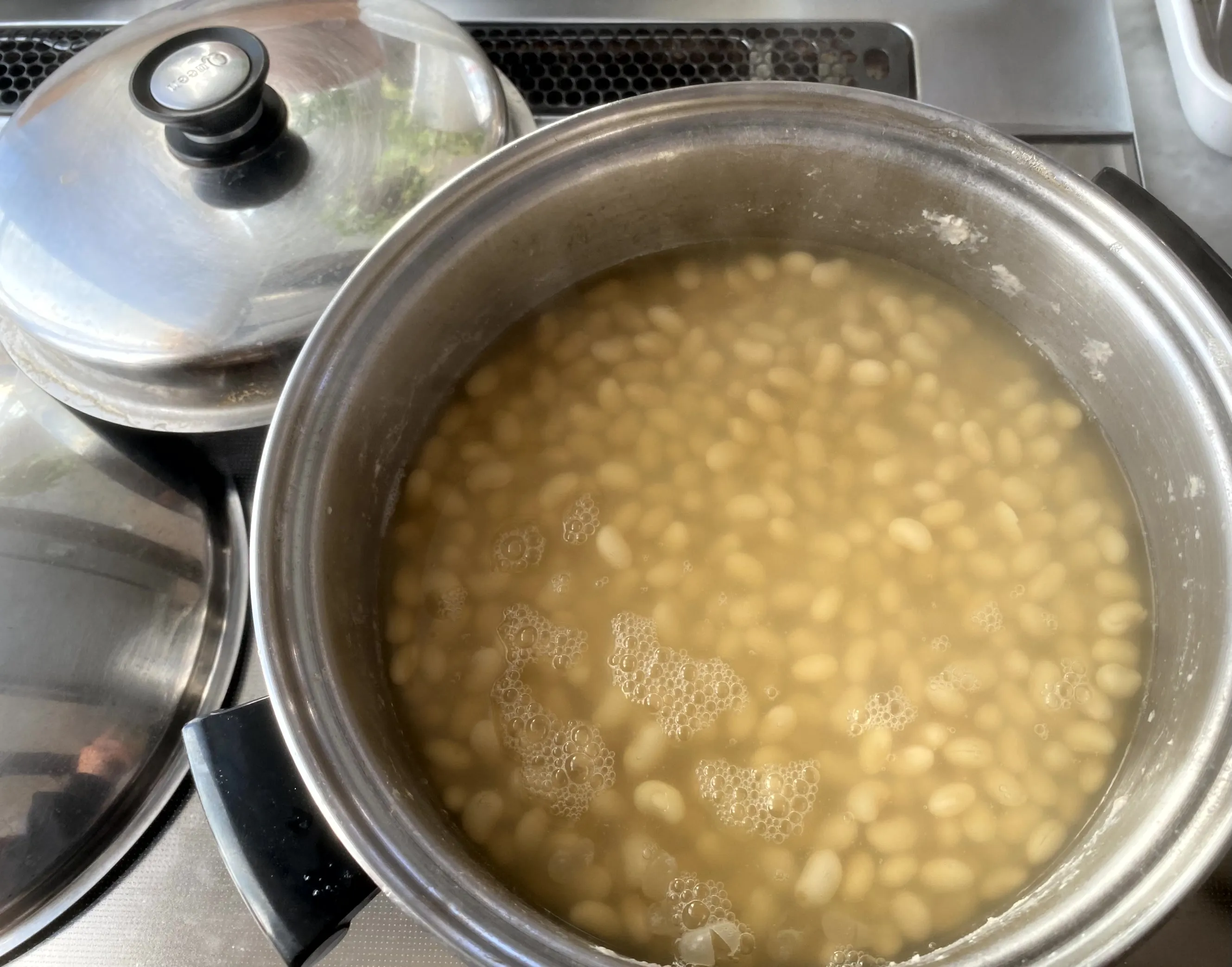 みそづくりの風景。15時間ほど水に浸した大豆を柔らかく茹でる