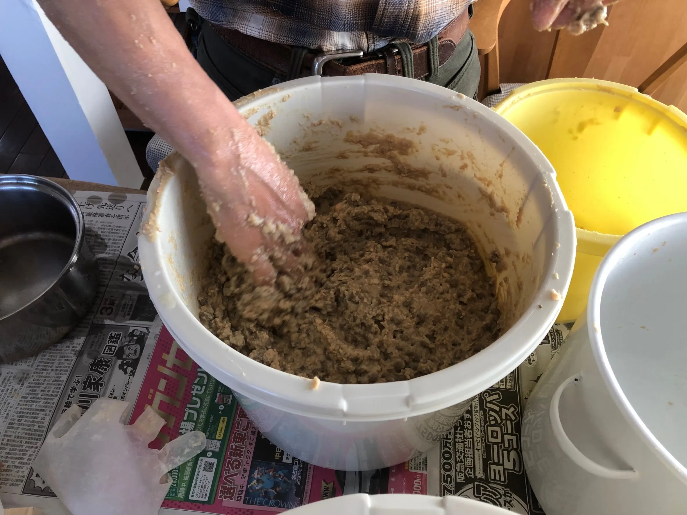 みそづくりの風景。塩と米麹を大豆と一緒に混ぜる